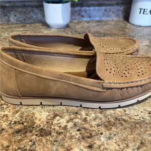 Jabasic Women's Tan Suede Loafers